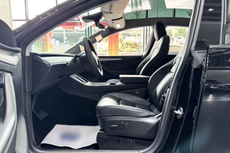 Used Tesla Model Y 2023 Rear-Wheel-Drive Version Interior 8