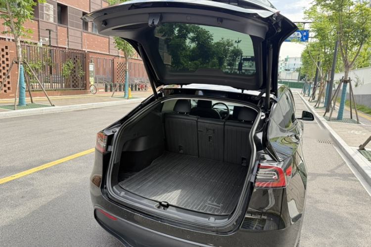 Used Tesla Model Y 2023 Rear-Wheel-Drive Version Interior 8