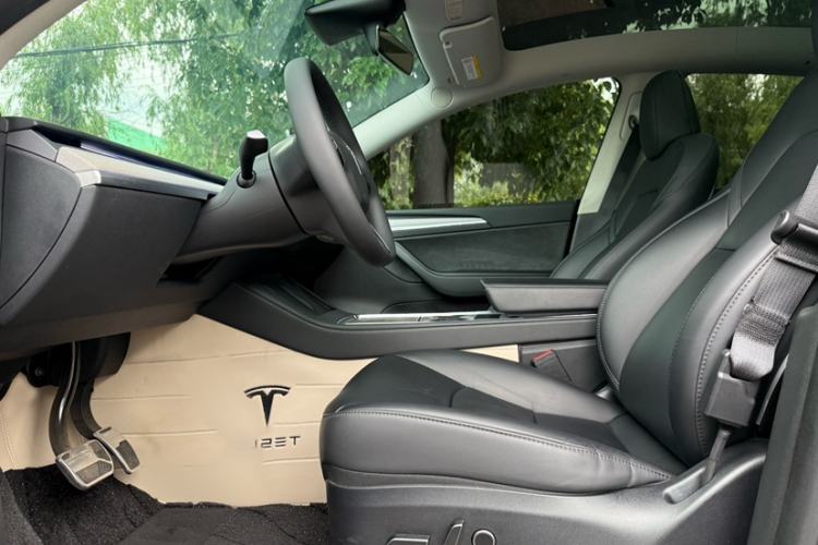 Used Tesla Model Y 2023 Rear-Wheel-Drive Version Interior 8