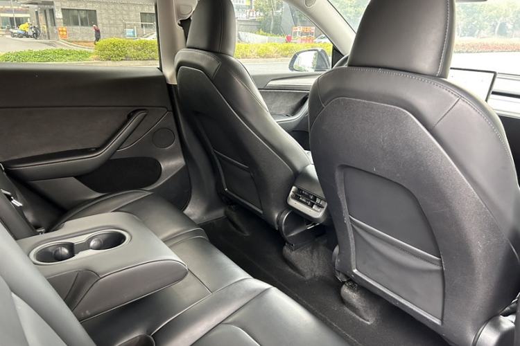 Used Tesla Model Y 2023 Long-Range All-Wheel-Drive Version Interior 9