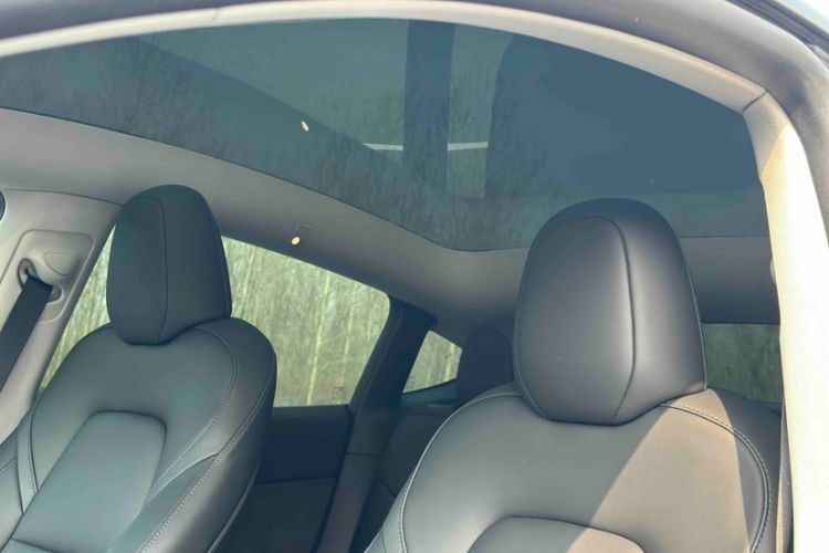 Used Tesla Model Y 2023 Long-Range All-Wheel-Drive Version Interior 9