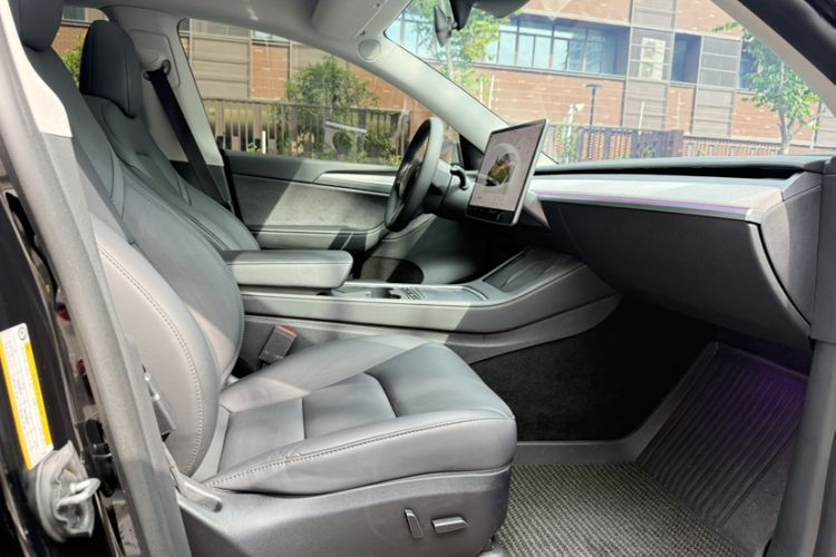 Used Tesla Model Y 2023 Rear-Wheel-Drive Version Interior 9