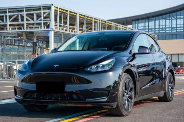Używany Tesla Model Y 2023 Rear-Wheel-Drive Version