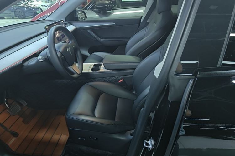 Used Tesla Model Y 2023 Long-Range All-Wheel-Drive Version Left Front Seat