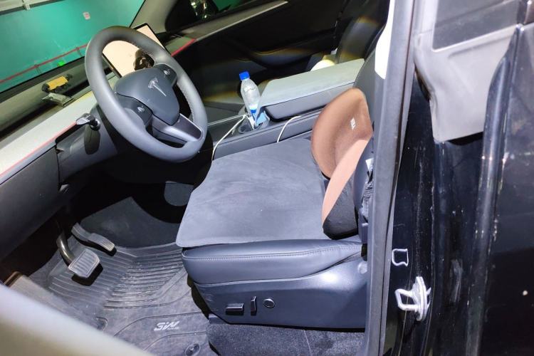 Used Tesla Model Y 2023 Long-Range All-Wheel-Drive Version Left Front Seat