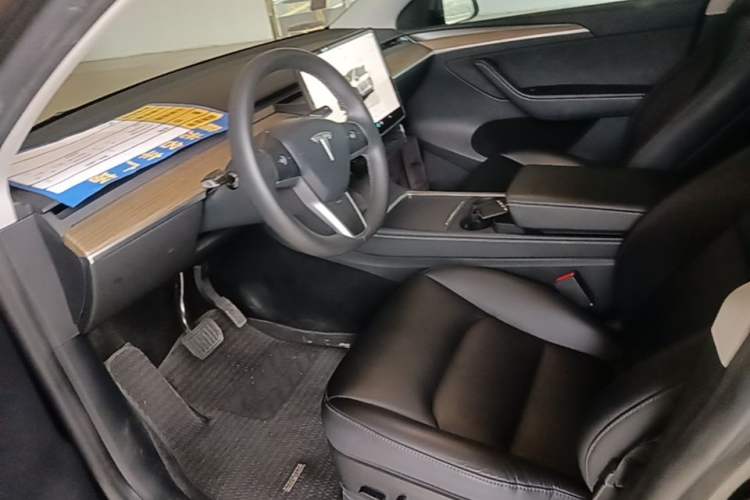 Used Tesla Model Y 2023 Long-Range All-Wheel-Drive Version Left Front Seat