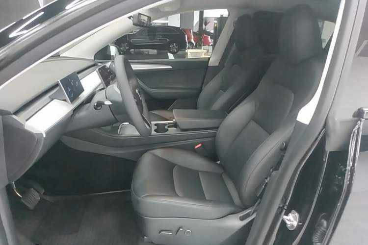 Used Tesla Model Y 2023 Rear-Wheel-Drive Version Left Front Seat