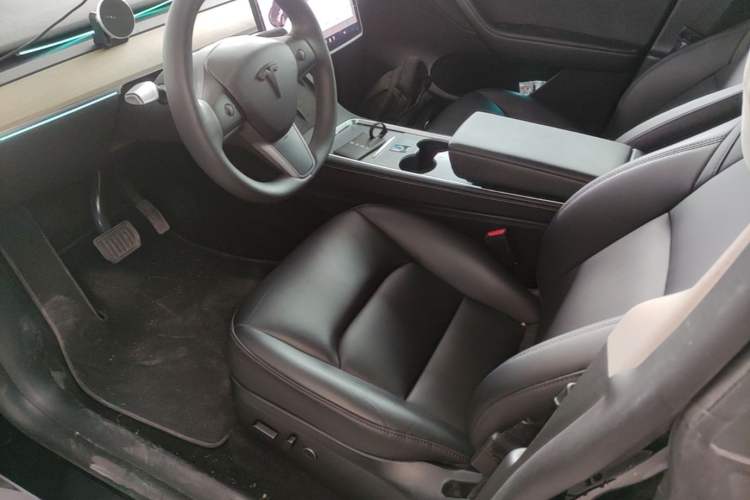 Used Tesla Model Y 2023 Long-Range All-Wheel-Drive Version Left Front Seat