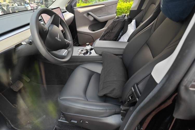 Used Tesla Model Y 2023 Long-Range All-Wheel-Drive Version Left Front Seat
