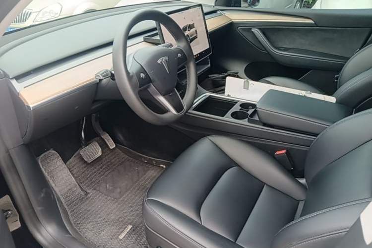 Used Tesla Model Y 2023 Long-Range All-Wheel-Drive Version Left Front Seat
