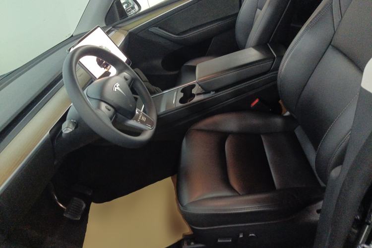 Used Tesla Model Y 2023 Long-Range All-Wheel-Drive Version Left Front Seat