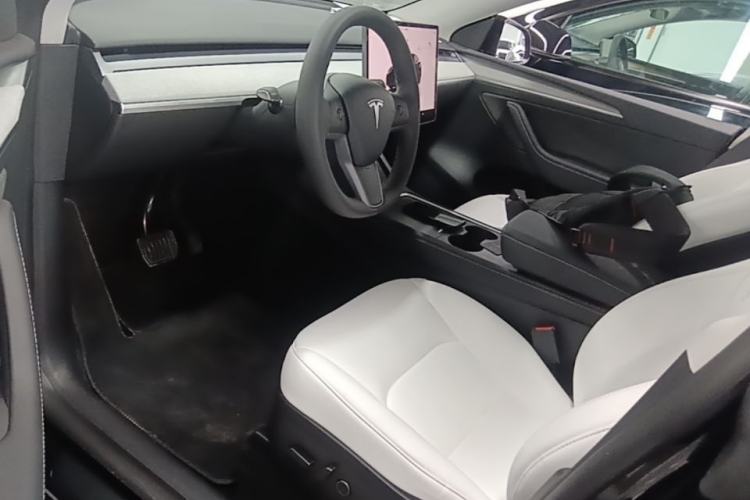 Used Tesla Model Y 2023 Long-Range All-Wheel-Drive Version Left Front Seat