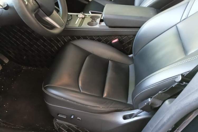Used Tesla Model Y 2023 Long-Range All-Wheel-Drive Version Left Front Seat