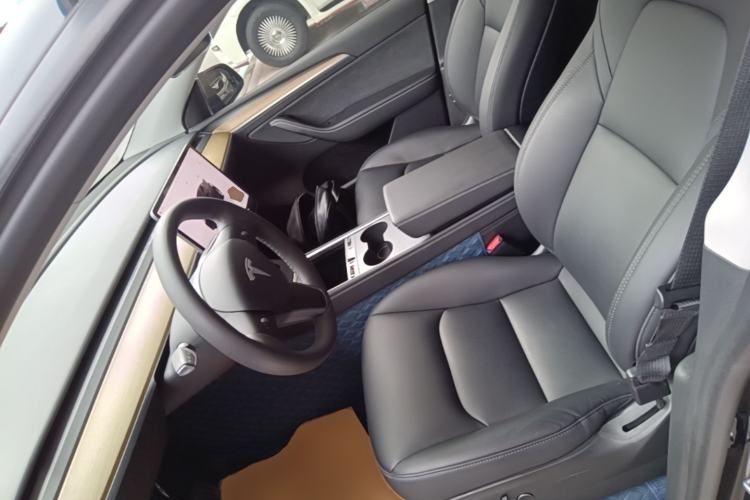 Used Tesla Model Y 2023 Long-Range All-Wheel-Drive Version Left Front Seat