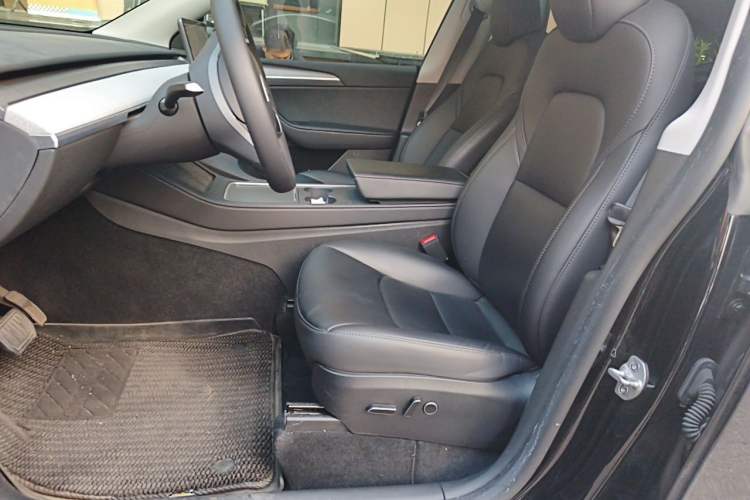 Used Tesla Model Y 2023 Long-Range All-Wheel-Drive Version Left Front Seat
