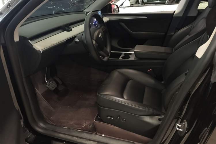 Used Tesla Model Y 2023 Rear-Wheel-Drive Version Left Front Seat
