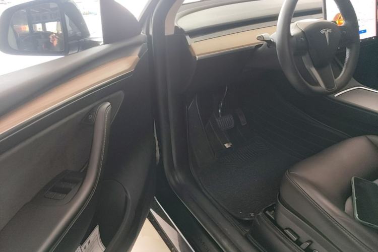 Used Tesla Model Y 2023 Long-Range All-Wheel-Drive Version Left Front Seat
