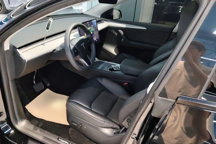 Used Tesla Model Y 2023 Rear-Wheel-Drive Version Left Front Seat