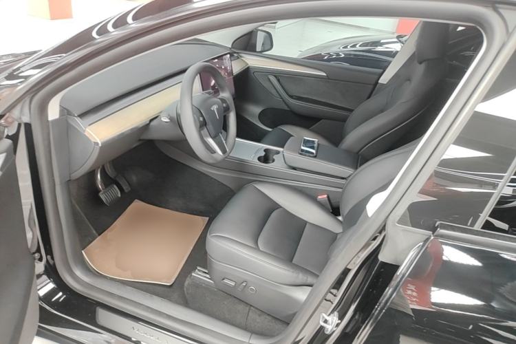 Used Tesla Model Y 2023 Long-Range All-Wheel-Drive Version Left Front Seat