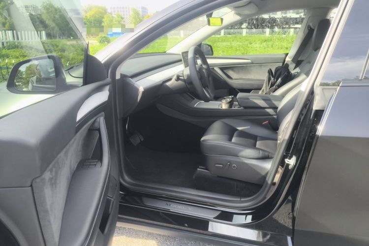 Used Tesla Model Y 2023 Long-Range All-Wheel-Drive Version Left Front Seat