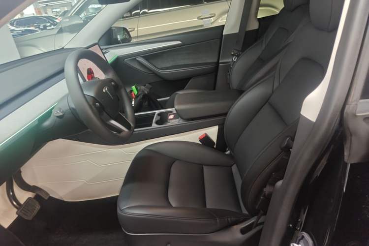 Used Tesla Model Y 2023 Long-Range All-Wheel-Drive Version Left Front Seat