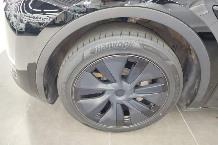 Used Tesla Model Y 2023 Long-Range All-Wheel-Drive Version Left Front Wheel Hub