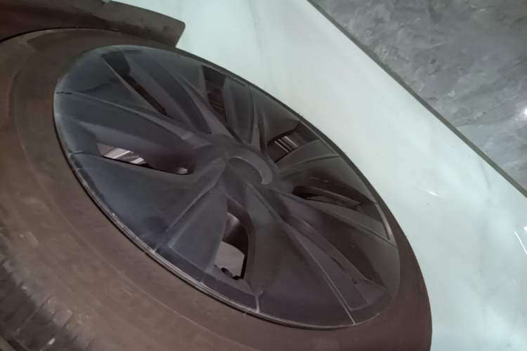 Used Tesla Model Y 2023 Rear-Wheel-Drive Version Left Front Wheel Hub
