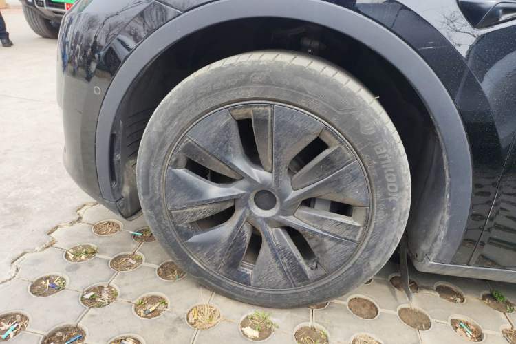 Used Tesla Model Y 2023 Long-Range All-Wheel-Drive Version Left Front Wheel Hub