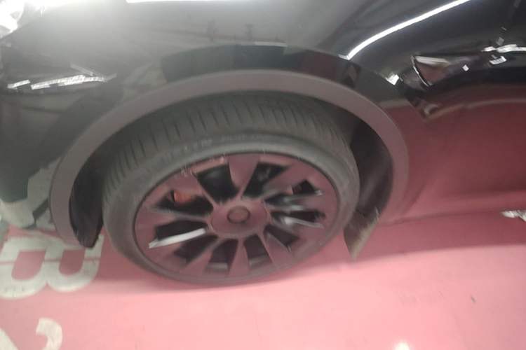 Used Tesla Model Y 2023 Long-Range All-Wheel-Drive Version Left Front Wheel Hub