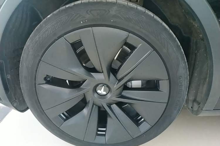Used Tesla Model Y 2023 Rear-Wheel-Drive Version Left Front Wheel Hub