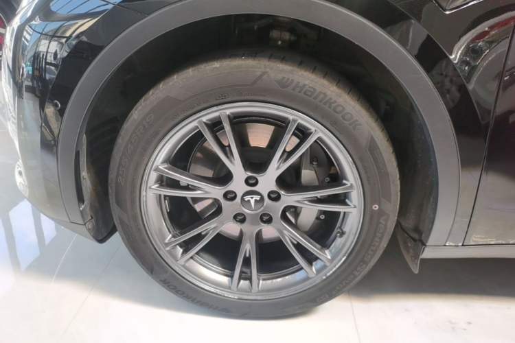 Used Tesla Model Y 2023 Long-Range All-Wheel-Drive Version Left Front Wheel Hub