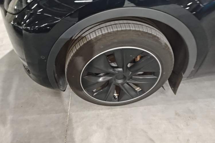 Used Tesla Model Y 2023 Long-Range All-Wheel-Drive Version Left Front Wheel Hub