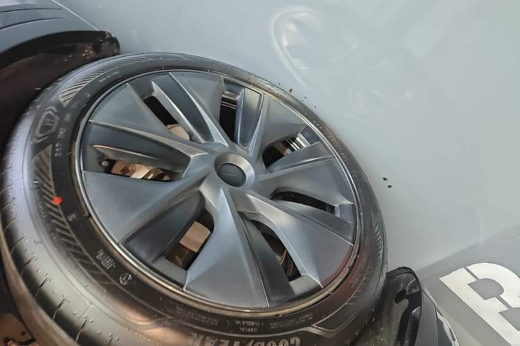 Used Tesla Model Y 2023 Rear-Wheel-Drive Version Left Front Wheel Hub