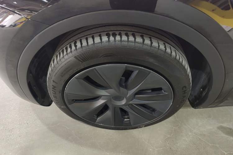 Used Tesla Model Y 2023 Long-Range All-Wheel-Drive Version Left Front Wheel Hub