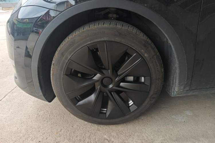 Used Tesla Model Y 2023 Long-Range All-Wheel-Drive Version Left Front Wheel Hub