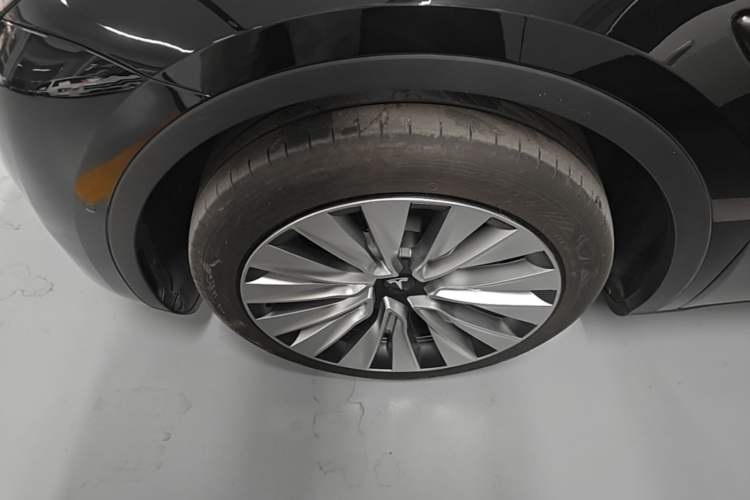 Used Tesla Model Y 2023 Rear-Wheel-Drive Version Left Front Wheel Hub