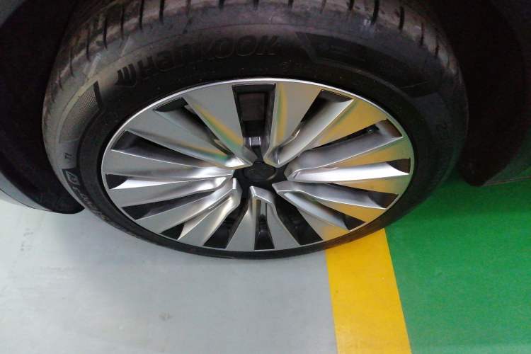 Used Tesla Model Y 2023 Long-Range All-Wheel-Drive Version Left Front Wheel Hub