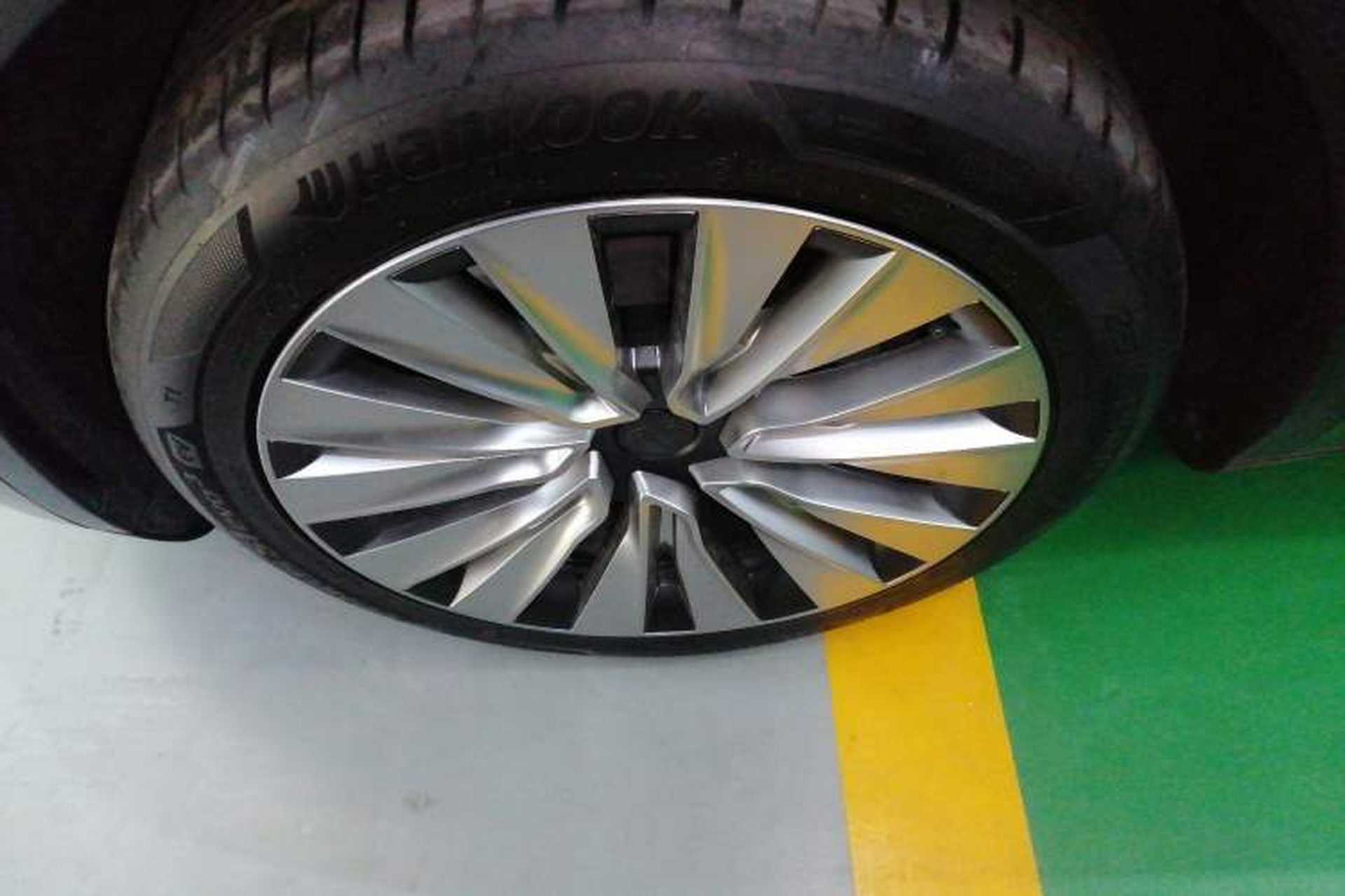 Used Tesla Model Y 2023 Long-Range All-Wheel-Drive Version Left Front Wheel Hub