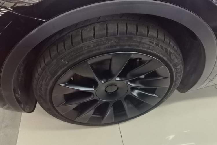 Used Tesla Model Y 2023 Long-Range All-Wheel-Drive Version Left Front Wheel Hub