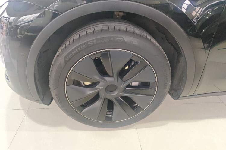 Used Tesla Model Y 2023 Long-Range All-Wheel-Drive Version Left Front Wheel Hub