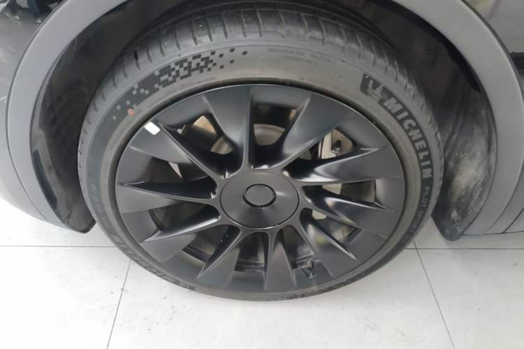 Used Tesla Model Y 2023 Long-Range All-Wheel-Drive Version Left Front Wheel Hub