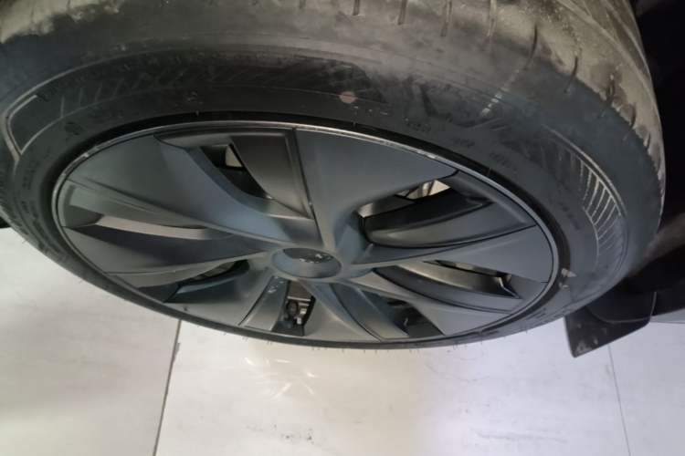 Used Tesla Model Y 2023 Rear-Wheel-Drive Version Left Front Wheel Hub