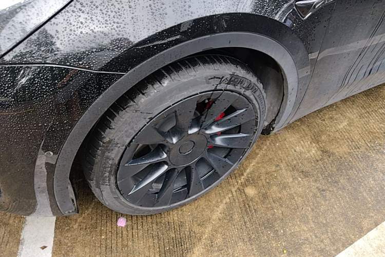 Used Tesla Model Y 2023 Long-Range All-Wheel-Drive Version Left Front Wheel Hub