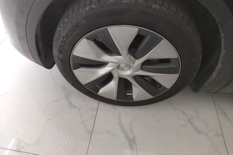 Used Tesla Model Y 2023 Long-Range All-Wheel-Drive Version Left Front Wheel Hub