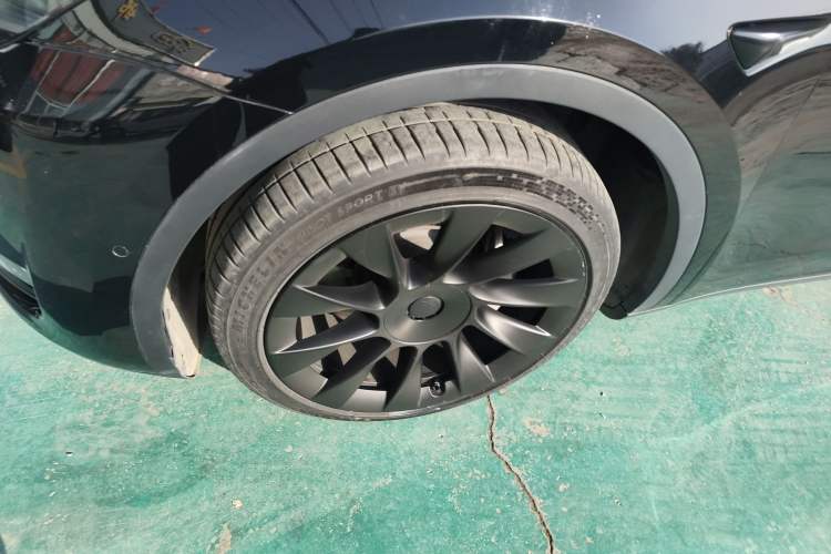 Used Tesla Model Y 2023 Long-Range All-Wheel-Drive Version Left Front Wheel Hub