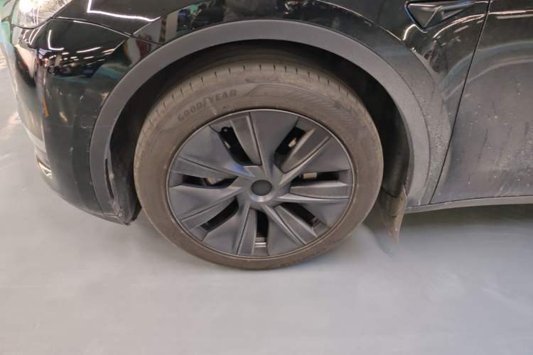 Used Tesla Model Y 2023 Long-Range All-Wheel-Drive Version Left Front Wheel Hub