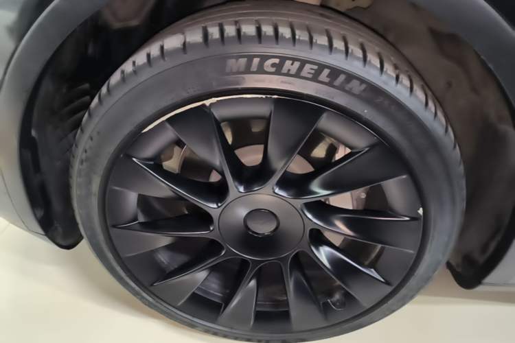 Used Tesla Model Y 2023 Rear-Wheel-Drive Version Left Front Wheel Hub