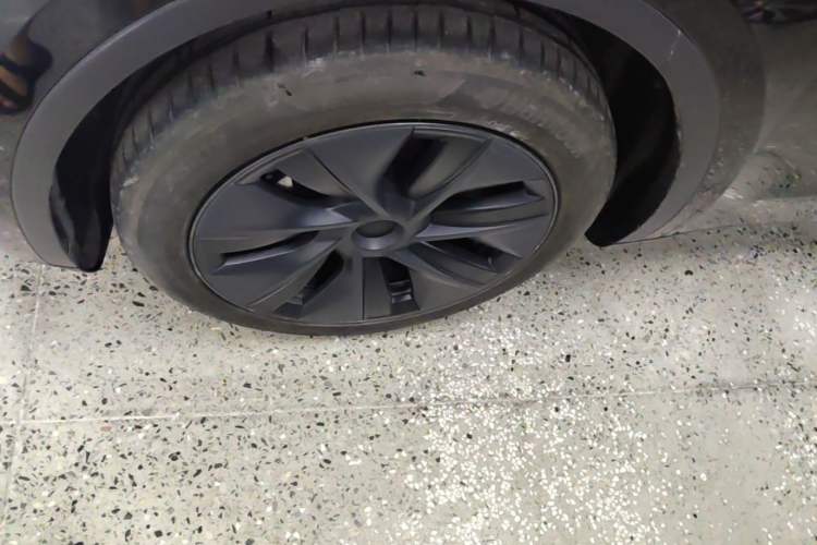 Used Tesla Model Y 2023 Long-Range All-Wheel-Drive Version Left Front Wheel Hub