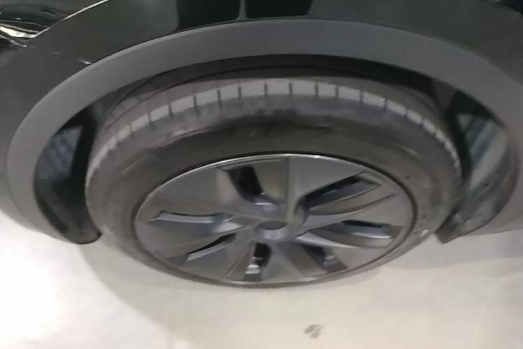 Used Tesla Model Y 2023 Long-Range All-Wheel-Drive Version Left Front Wheel Hub