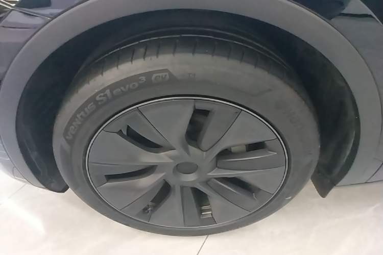 Used Tesla Model Y 2023 Long-Range All-Wheel-Drive Version Left Front Wheel Hub